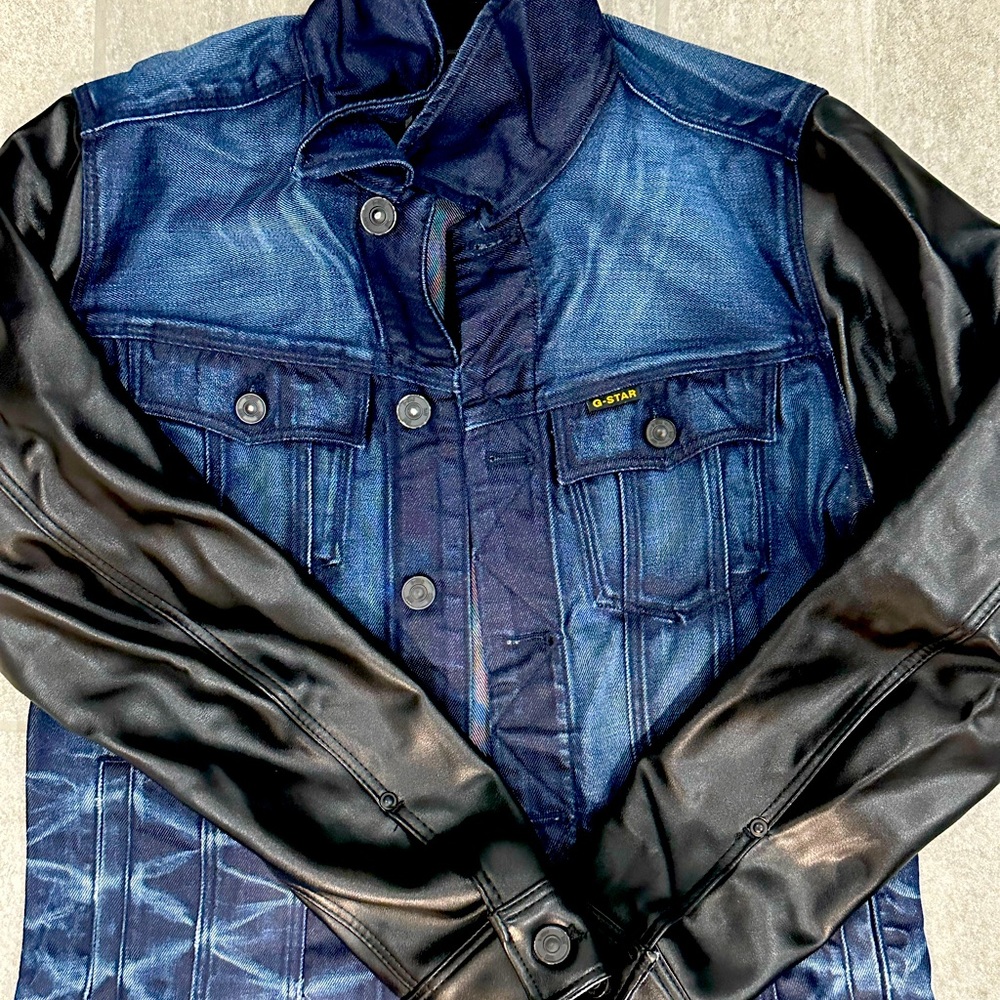Men’s G-star medium blue Jean jacket leather sleeves great condition.
